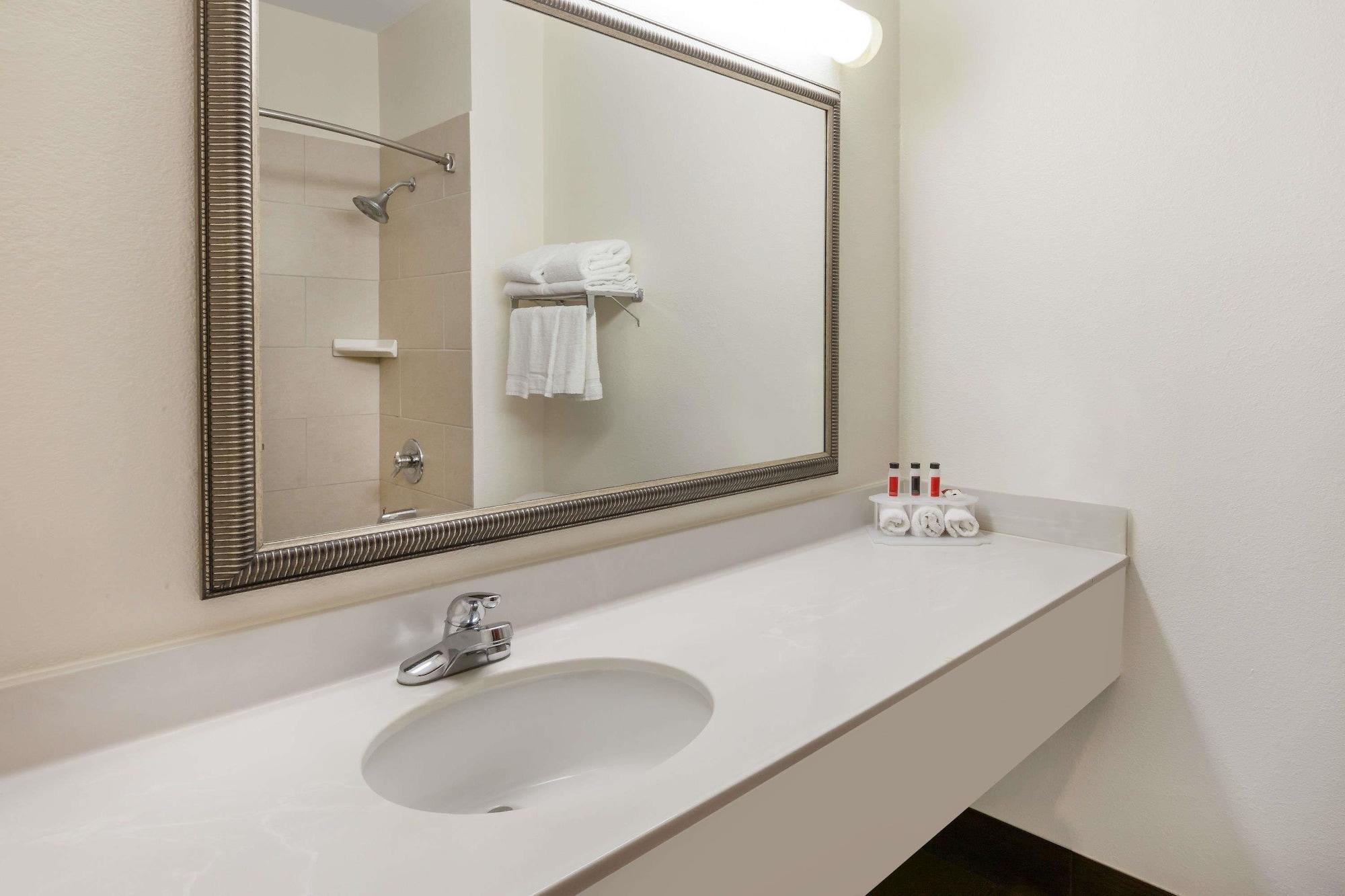 Baymont By Wyndham Chelsea Hotel Exterior photo